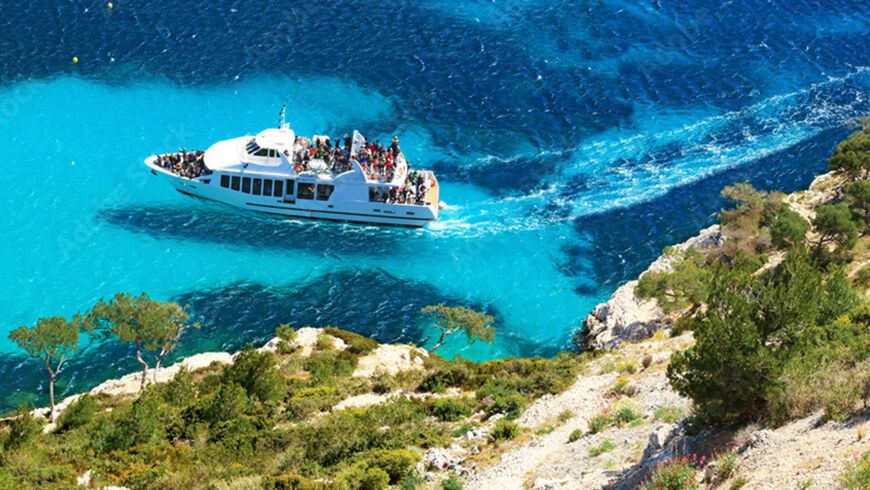 Découvrez les calanques en bateau